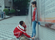 开云下载-我来为你构思一篇融合这两个元素的独特文章。这需要一些创造性的想象，因为这两个事件实际上并不属于同一时空。让我们来构建一个平行足球宇宙中的故事