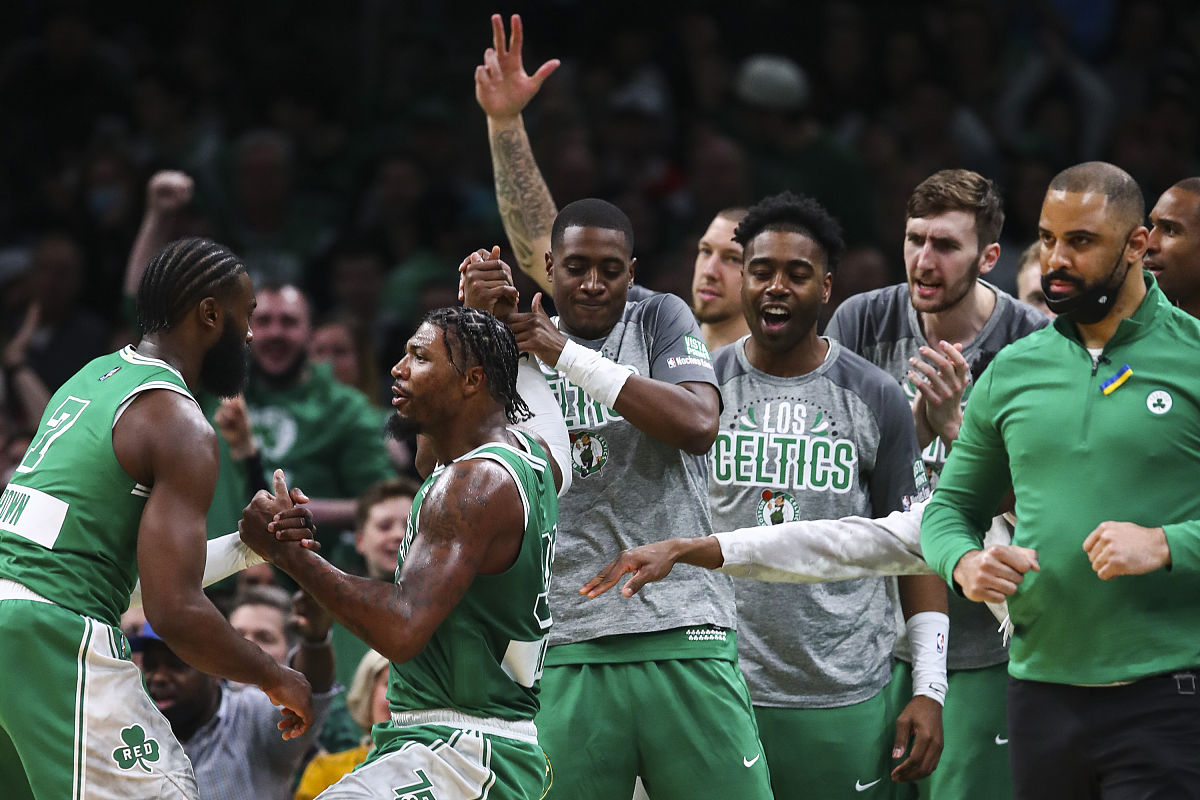 凯尔特人大胜篮网，继续领跑东部