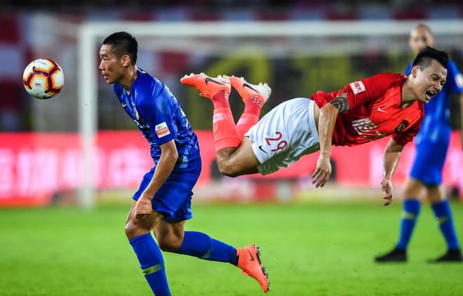 江苏苏宁客场遭遇大比分失利，排名下滑的简单介绍