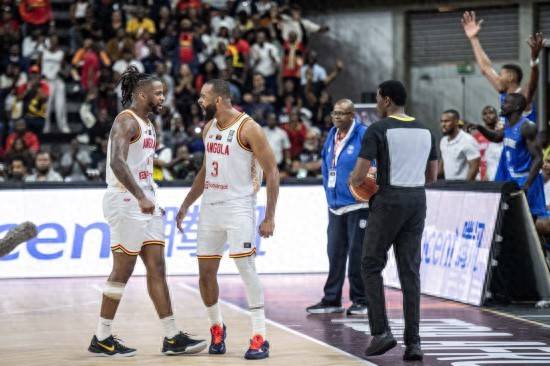 非洲篮球选手赢得国内联赛冠军