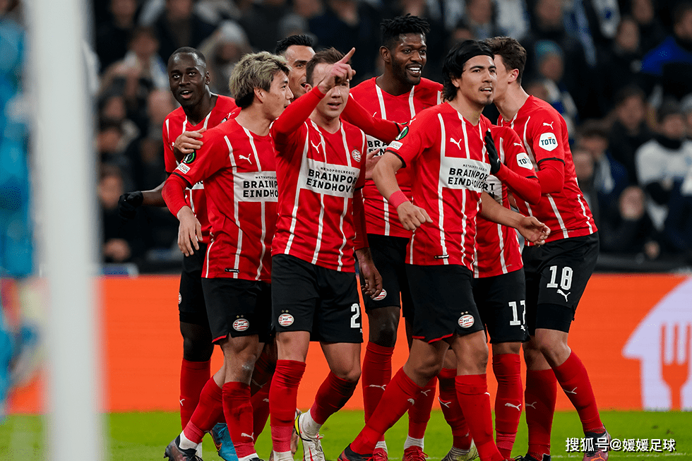 包含阿贾克斯客场大胜埃因霍温，向领先位置迈进的词条