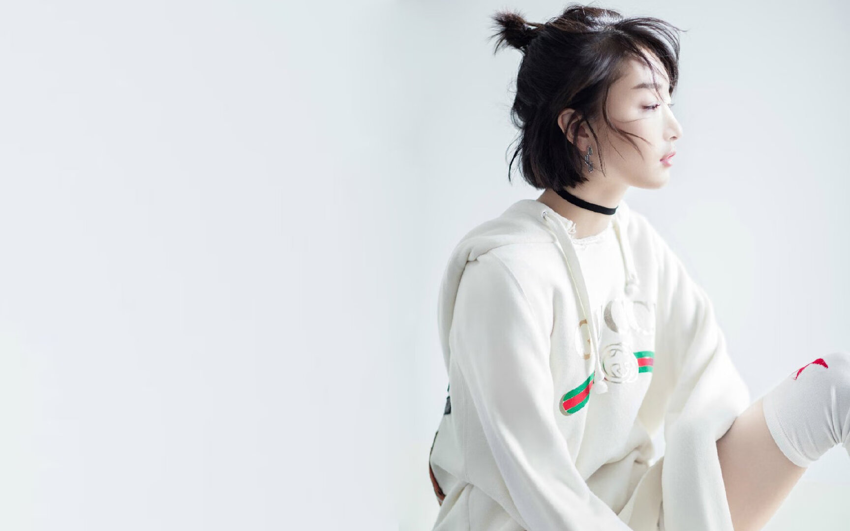 我来为你构思一篇融合这两个元素的独特文章。这需要一些创造性的想象，因为这两个事件实际上并不属于同一时空。让我们来构建一个平行足球宇宙中的故事