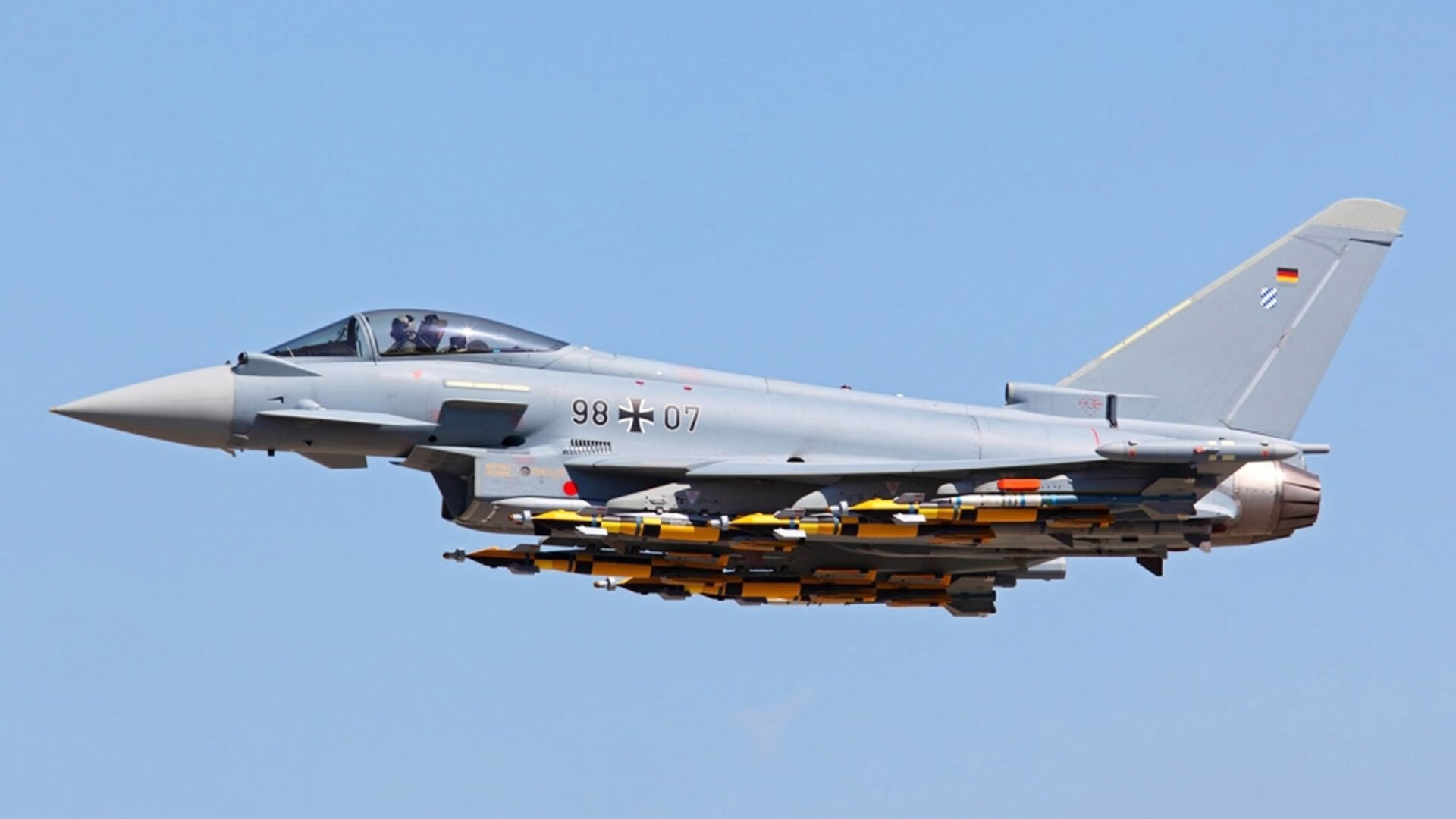 欧冠淘汰赛焦点战，塞维利亚智利双星闪耀，3-2险胜拜仁，争冠之路豁然开朗